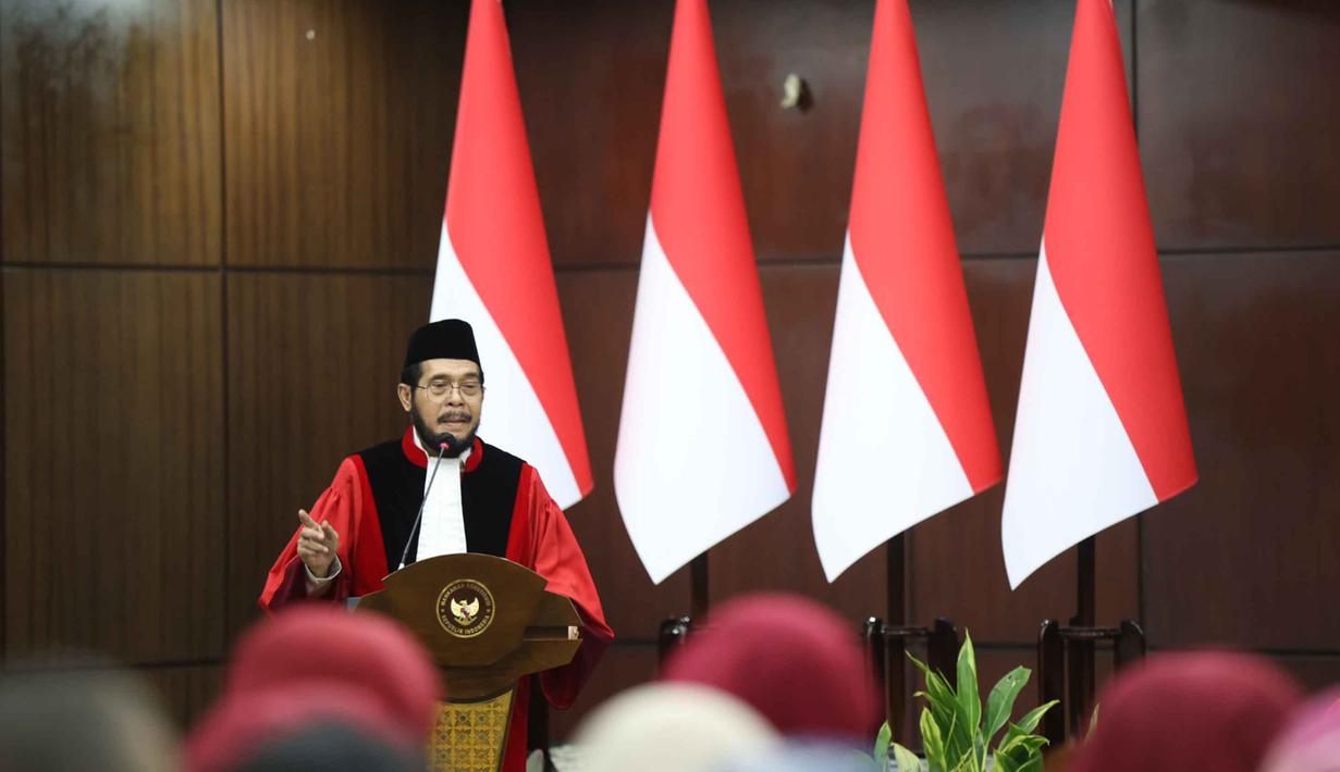 Prosesi wisuda purnabakti Anwar Usman berlangsung khidmat. Dalam pidatonya, Anwar Usman menggambarkan kepergiannya dari Mahkamah Konstitusi seperti lembaran baru dalam hidup. Tampak dalam foto, Anwar Usman saat menyampaikan pidato pada prosesi wisuda purnabakti di Ruang Sidang Mahkamah Konstitusi (MK), Jakarta, Senin (13/4/2026). (Kapanlagi.com/Budy Santoso)
