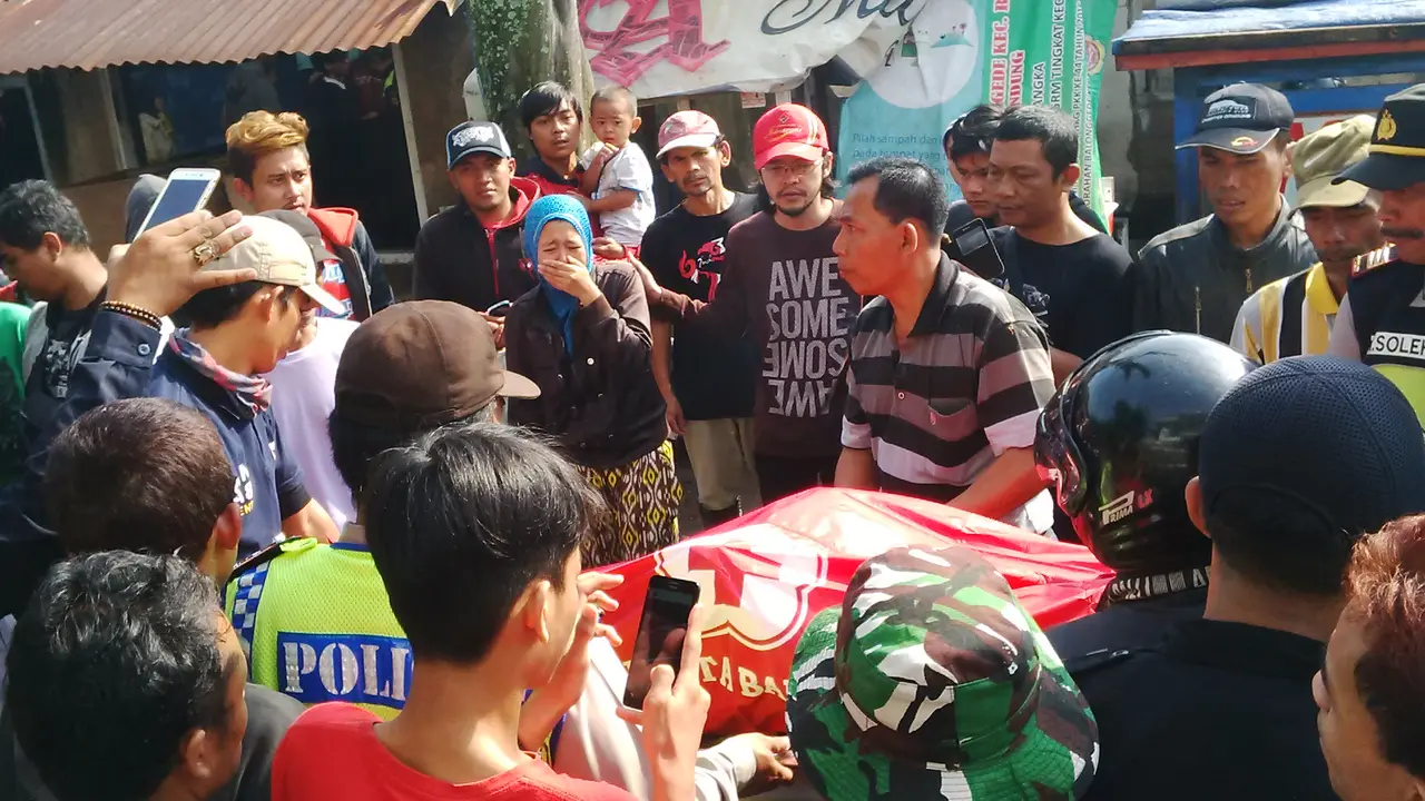 Pria tercebur ke sungai Cikapundung