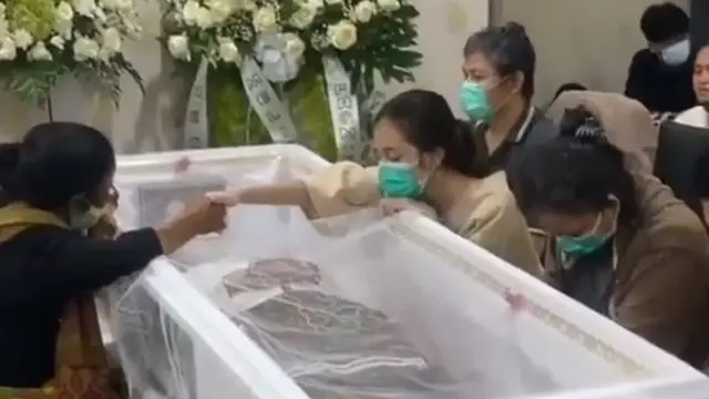 6 Momen Haru Jelang Pemakaman Melisha Sidabutar Idol, Tangis Kembaran Pecah