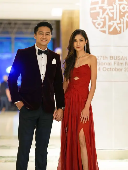 Menghadiri ajang bergengsi di Korea Selatan, Mikha Tambayong tampil begitu menawan dalam balutan custom crimson red dress karya desainer Jeffry Tan. (Instagram/miktambayong).
