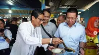 Sandiaga Uno menyantap sop buntut saat kunjungannya ke Waroeng Cak Moel Itali setelah sholat Jumat. (dok. Instagram @sandiuno/https://www.instagram.com/p/Bt5JnyBBRsG/Esther Novita Inochi)