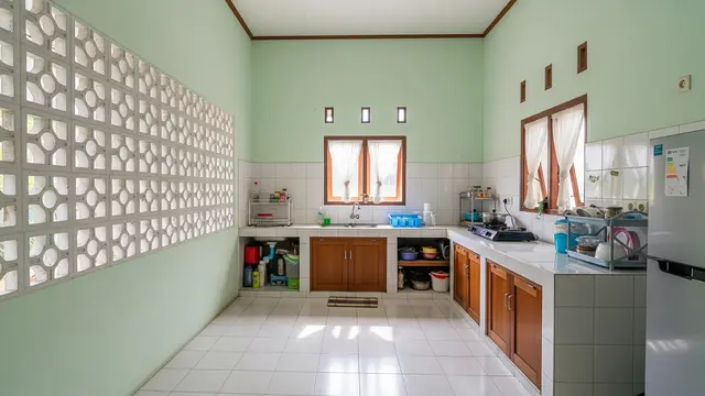 Inspirasi Dapur Belakang dengan Ventilasi Roster Sepanjang Dinding sebagai Solusi Tanpa Bau dan Lembap Model Dapur L dengan Ventilasi Roster Menyambung