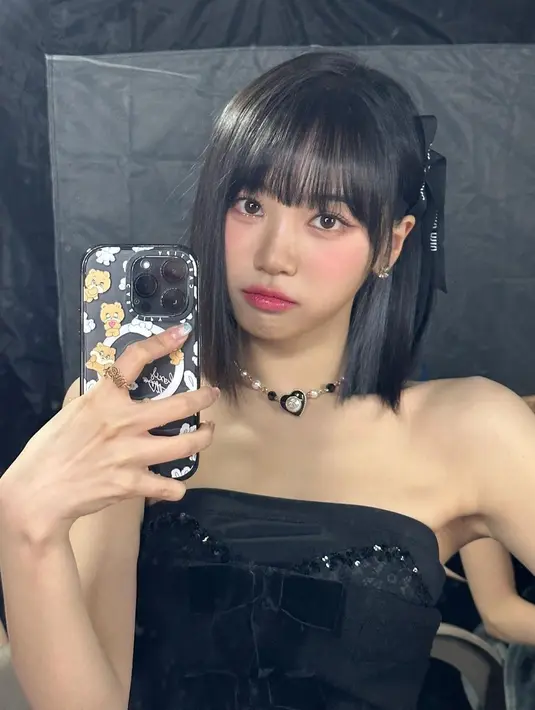Gaya rambut floating bob ala Chaewon LE SSERAFIM juga tak kalah menarik. @_chaechae_1.