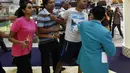 Salah satu anggota keluarga penumpang MH-17 terlihat sangat emosional di Bandara Internasional Kuala Lumpur, Malaysia, Jumat (18/7/14). (REUTERS/Olivia Harris)