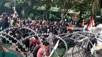 Pagar kawat berduri dipasang sebagai antisipasi aksi demo mahasiswa di depan gedung DPRD Kota Malang (Liputan6.com/Zainul Arifin)