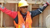 Asisten pelatih Persis Solo, M. Choirul Huda, tak malu bekerja di proyek bangunan karena kompetisi vakum. (Bola.com/Gatot Susetyo)