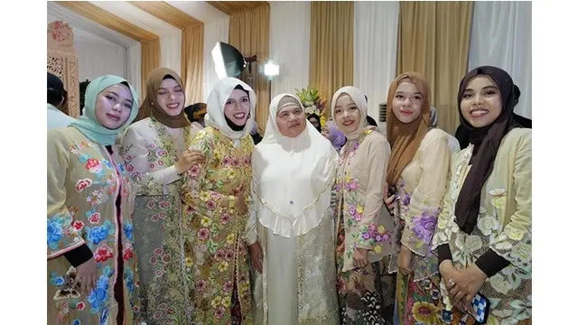 7 Potret Gen Halilintar Bertemu Mamah Dedeh di Tedak Siten Azura, Curi Perhatian