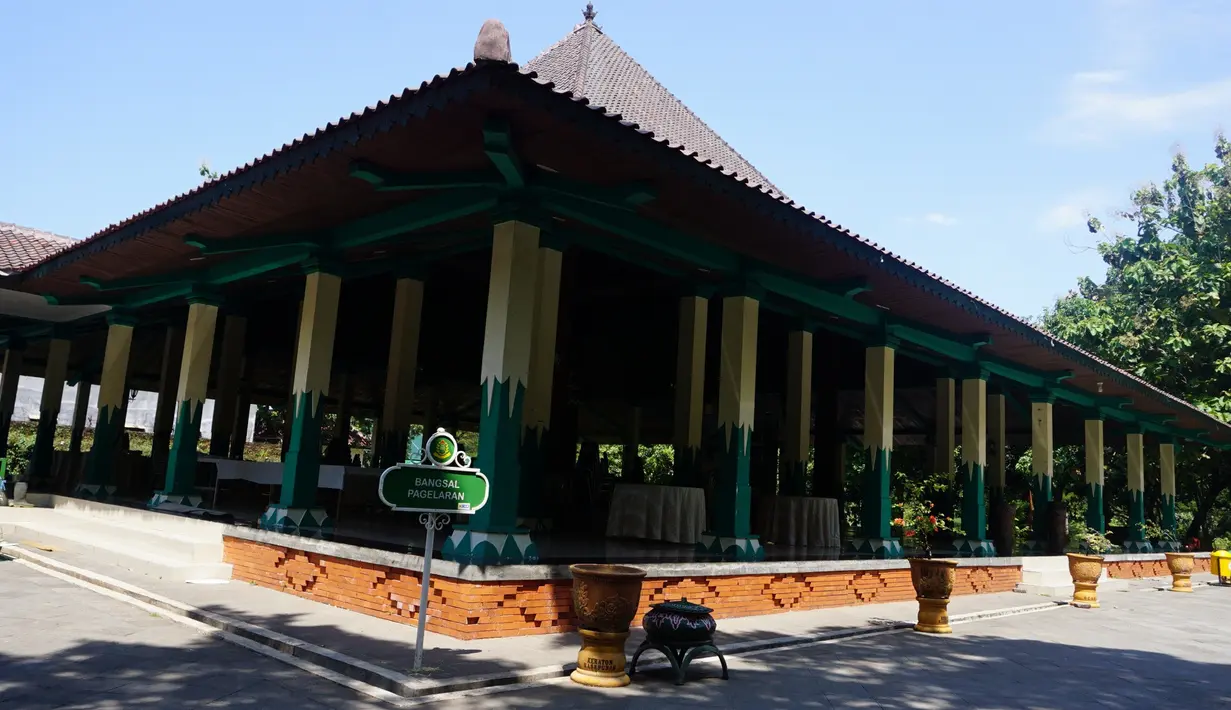 Kabar bahagia dari artis senior yang teleh berusia 72 tahun. Lima tahun setelah ditinggal meninggal dunia, Nani Wijaya kembali membina rumah tangga dengan budayawan Ajip Rosidi. (Adrian Putra/Bintang.com)