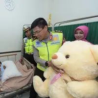 Kakorlantas Polri Irjen Royke Lumowa menjenguk Sukiarti dan memberikan hadiah boneka beruang (Korlantas Polri)