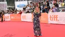 Ketika dijumpai oleh publik dan awak media, Drew Barrymore tak segan menebar senyum bersama Chris Miller. (AFP/Bintang.com)