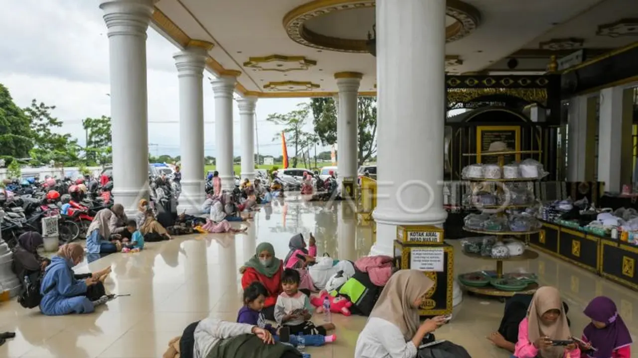 Pemudik Berisitirahat di masjid.