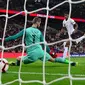 Proses terjadinya gol yang dicetak striker Inggris, Marcus Rashford, ke gawang Spayol pada laga UEFA Nation League di Stadion Wembley, London, Sabtu (8/9/2018). Inggris kalah 1-2 dari Spanyol. (AFP/Glyn Kirk)