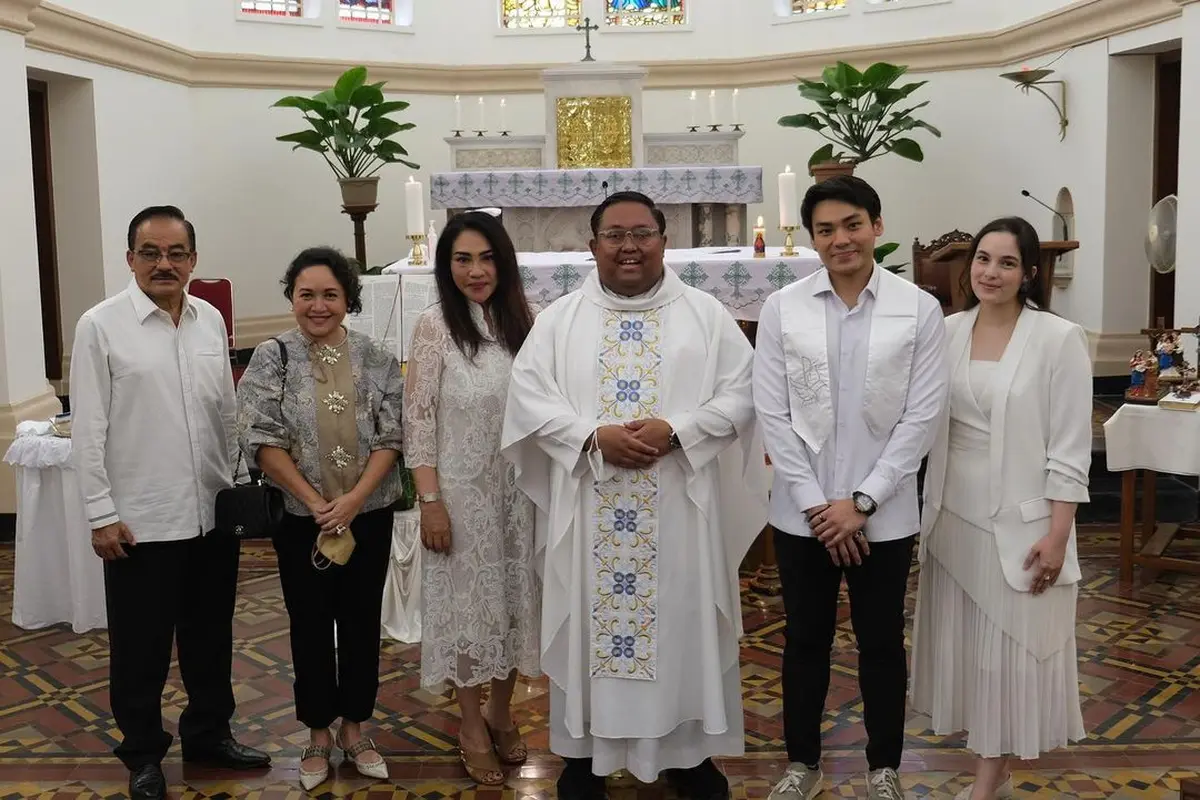 Chelsea Islan terlihat menemani sang kekasih saat melakukan baptis. Kini, Clinton menambah namanya menjadi Alexander Rob Clinton Kardinal. (Foto: Instagram/@robclintonkardinal)