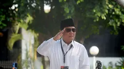 Ketua umum Partai Gerindra Prabowo Subianto memberikan hormat kepada para pendukungnya usai mendaftarkan bakal calon pasangan Presiden dan wakil presiden di Komisi Pemilihan Umum (KPU), Jakarta, Kamis (10/8).(Merdeka.com/Imam Buhori)