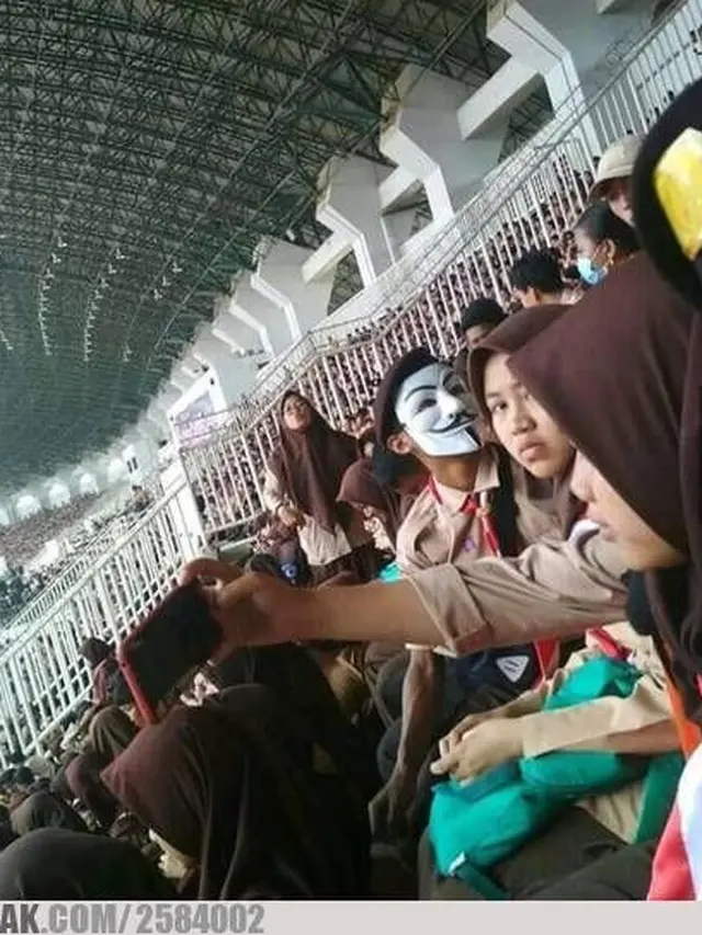 6 Potret Absurd Orang Pakai Topeng Hacker, Sok-Sokan Misterius