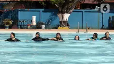 Sejumlah peserta berlatih berenang pada kegiatan Gerakan Prolanis Total (Gelato) di Gelanggang Remaja KONI, Gambir, Jakarta, Kamis (11/8/2022). Puskesmas Kecamatan Gambir mengadakan kegiatan Gelato berupa pelatihan berenang kepada peserta lansia penderita penyakit kronis untuk mencegah penyakit tersebut tambah parah. (Liputan6.com/Herman Zakharia)