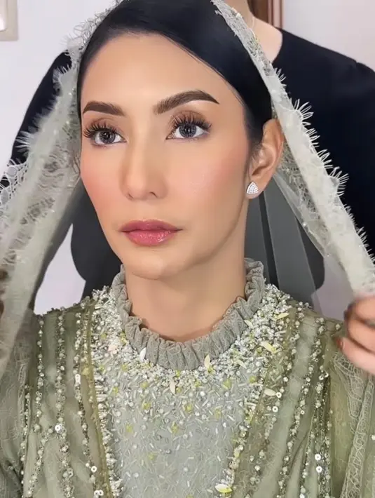 Penampilannya disempurnakan dengan polesan makeup natural yang flawless. Sang MUA @makeupbyyobel, tampak memoles bagian kelopak matanya dengan eyeshadow coklat dan bibirnya dengan lipgloss. [Instagram/makeupbyyobel]