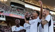 Jude Bellingham merayakan gol yang ia cetak ke gawang Barcelona bersama rekan setimnya dalam laga El Clasico di Estadi Olimpic Lluis Companys, Sabtu (28/10/2023). (AFP/Lluis Gene)