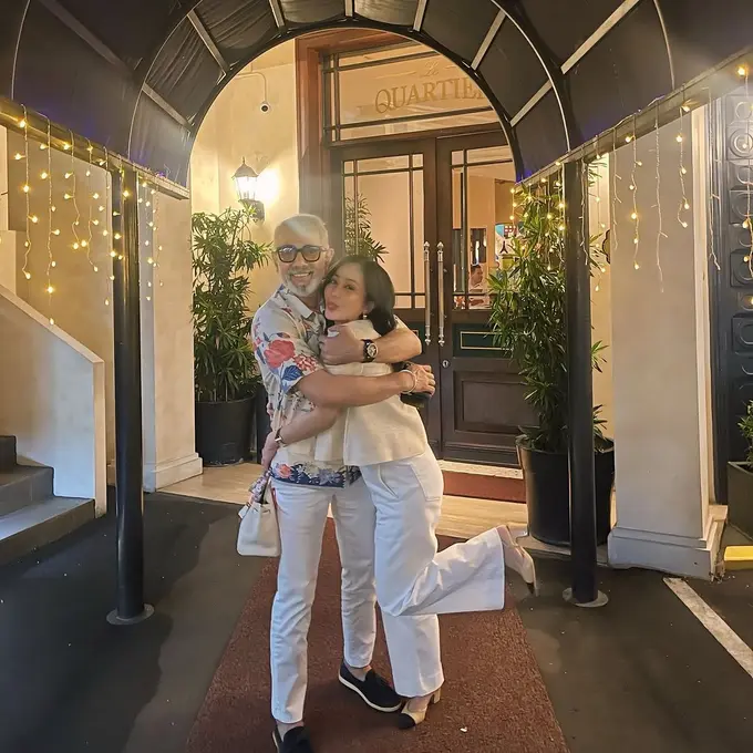 Gaya Serasi Bunga Zainal Rayakan Ulang Tahun Bareng Suami, Tampil Serba Putih dengan Tas Hermes dan Heels Chanel Rp18jutaan