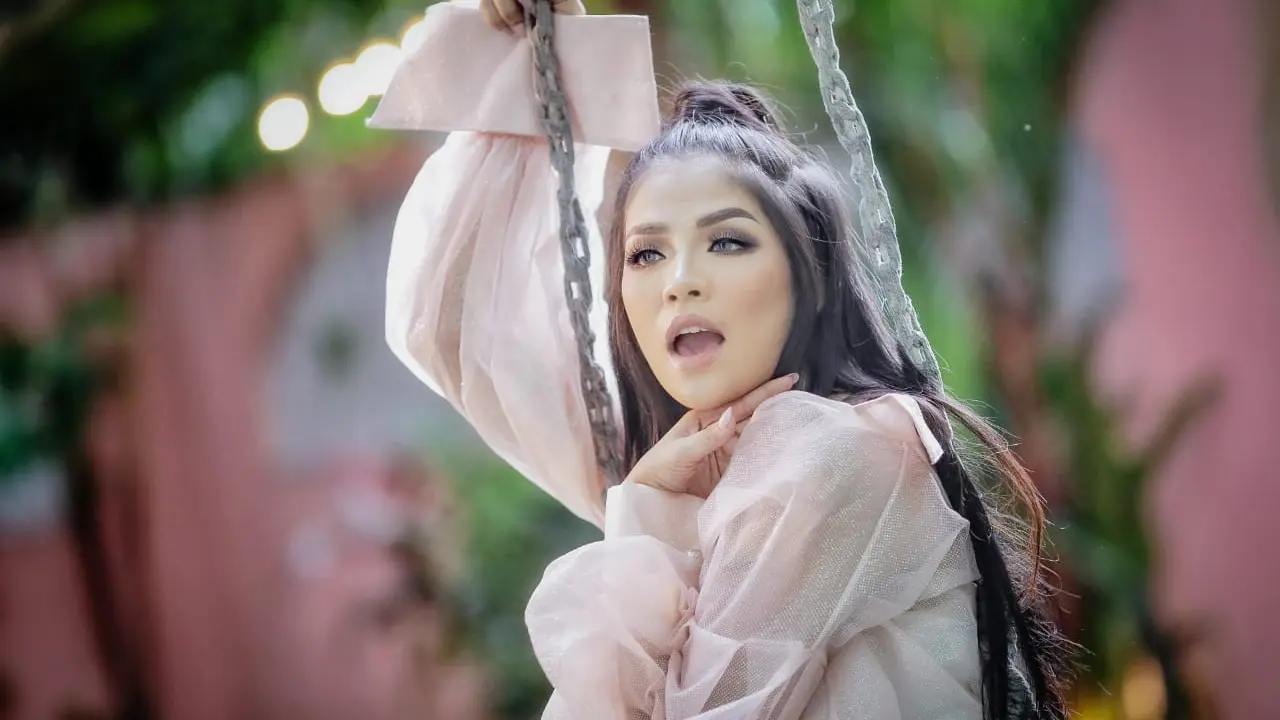 Vebrie Verona saat pembuatan video klip 'Ga Mau, Ga Suka Gelay'.