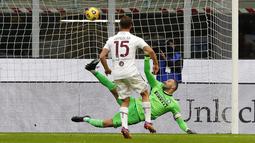 Pemain Torino, Cristian Ansaldi, mencetak gol ke gawang Inter Milan melalui tendangan penalti pada laga Liga Italia di Stadion Giuseppe Meazza, Minggu (22/11/2020). Inter Milan menang dengan skor 4-2. (AP/Antonio Calanni)