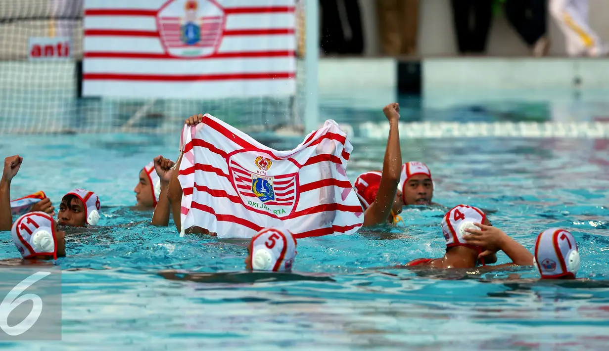 Pemain DKI Jakarta membentangkan bendera kontingen usai laga final Polo Air PON XIX Jabar melawan Jawa Barat di Stadion Renang Si Jalak Harupat, Kab Bandung, Selasa (20/9). DKI Jakarta unggul 14-9. (Liputan6.com/Helmi Fithriansyah)