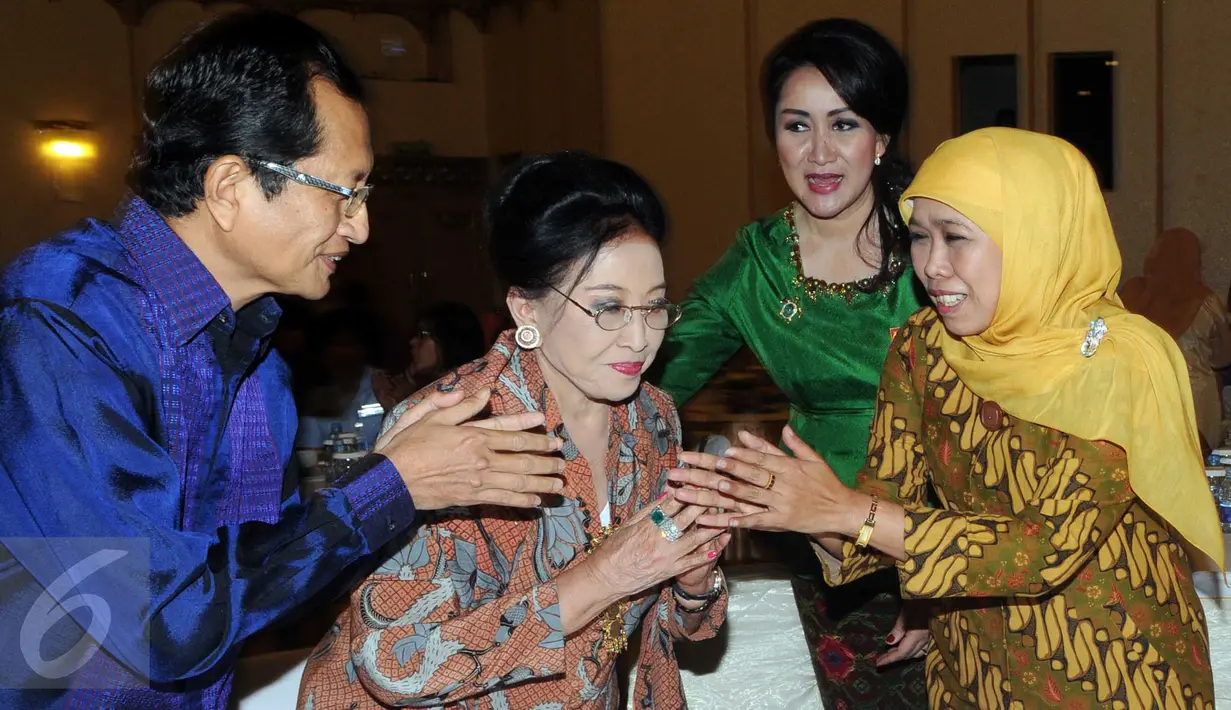 Mentri Sosial Khofifah Indar Parawansa (kanan) menghadiri keynote speaker tatap muka sejarah tokoh perempuan dan pimpinan organisasi perempuan di auditorium adhyana, Jakarta, Senin (14/12). (Liputan6.com/Helmi Afandi)