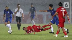 Pemain Persija Jakarta, Riko Simanjuntak, terjatuh saat melawan PSIS Semarang pada laga BRI Liga 1 di Stadion Indomilk Arena, Tangerang, Minggu (12/9/2021). Pertandingan berakhir 2-2. (Bola.com/M. Iqbal Ichsan)