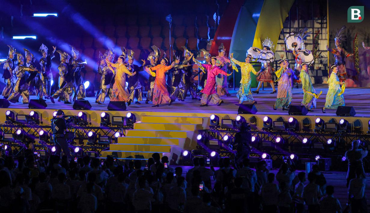 Pertunjukan tarian dan nyanyian ala Melayu khas negeri jiran Malaysia yang berlangsung di Rajamangala Stadium, Bangkok, Sabtu (20/12/2025) malam WIB menandai penyerahan dari Thailand kepada Malaysia yang menjadi tuan rumah SEA Games 2027.