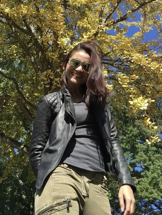 Acha Septriasa mengenakan jaket kulit yang dikombinasikan dengan inner abu-abu dan celana warna hijau army. (@septriasaacha)