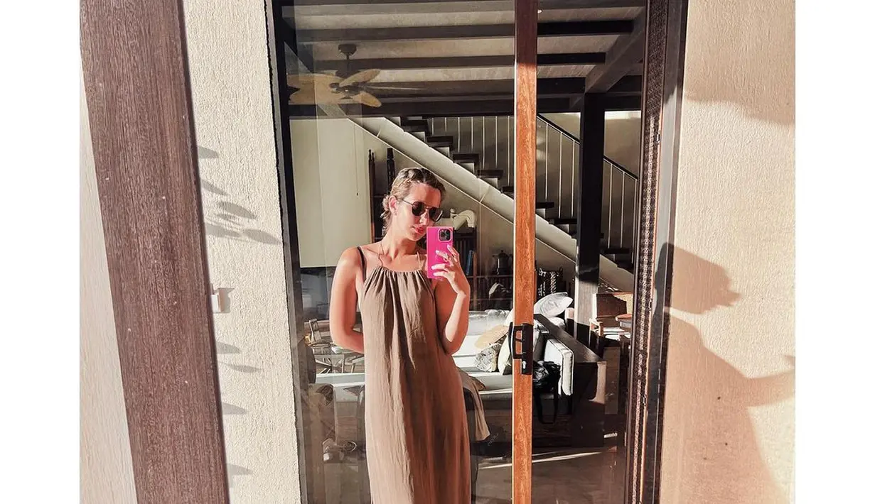 Tersorot cahaya matahari, Nia Ramadhani terlihat eksotis dengan halter strap dress berwarna cokelat [@ramadhaniabakrie]