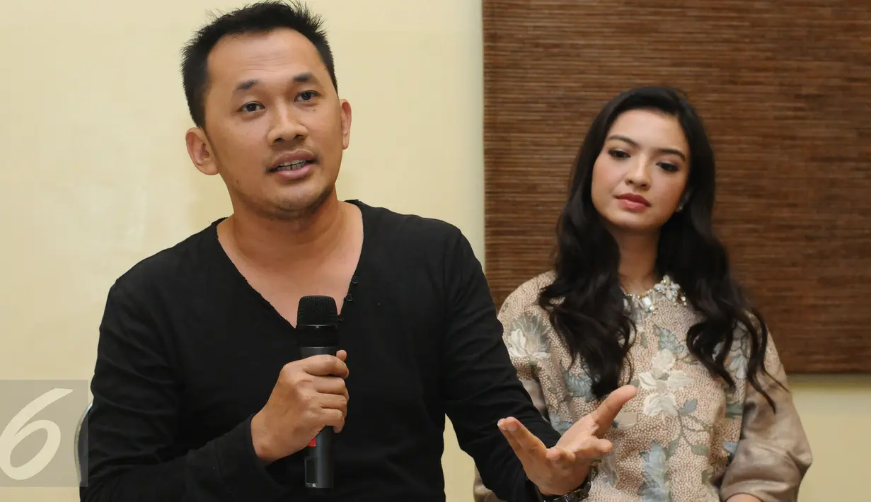  Pimpinan rumah produksi Dapur, Hanung Bramantyo (kiri) menjawab pertanyaan terkait dukungan pekerja film terhadap revisi PP PP Daftar Negatif Investasi Sektor Usaha Film di Jakarta, Selasa (9/2/2016). (Liputan6.com/Helmi Fithriansyah)