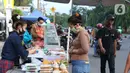 Warga memilih makanan untuk berbuka puasa (takjil) di kawasan Jalan Panjang, Jakarta, Selasa (5/5/2020). Pandemi virus COVID-19 dan pelaksanaan Pembatasan Sosial Berskala Besar (PSBB) berimbas pada sepinya pembeli takjil di kawasan tersebut. (Liputan6.com/Helmi Fithriansyah)