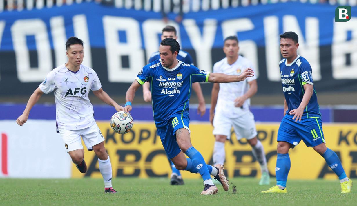 <p>Pemain Persib Bandung, Ezra Walian (tengah) saat melawan Persik Kediri pada laga BRI Liga 1 2022/2023 di Stadion Pakansari, Bogor, Rabu (8/3/2023). (Bola.com/M Iqbal Ichsan)</p>