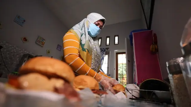 Korban PHK Beralih Jualan Kebab dan Burger