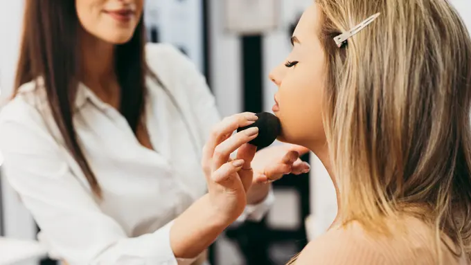 Inspirasi Gaya Makeup Bold yang Beri Kesan Mewah dan Berbeda pada Penampilanmu