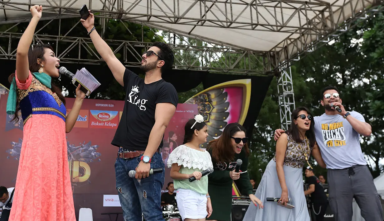 Para bintang tersebut mendarat di Bandara Soekarno-Hatta,  Cengkareng, pada Sabtu (18/3/2017), dan langsung bertolak ke kawasan BSD City. Antusias tinggi dari para penggemar membayar rasa lelah para bintang. (Bambang E. Ros/Bintang.com)