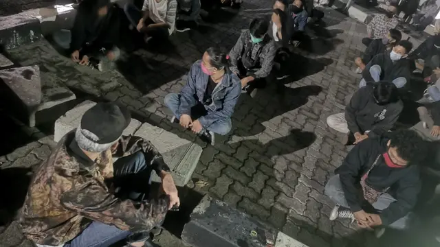Gubernur Jateng, Ganjar Pranowo menemui demonstran dan pelajar yang ditahan di Polrestabes Semarang, Rabu malam. (Foto: Liputan6.com/Felek Wahyu)