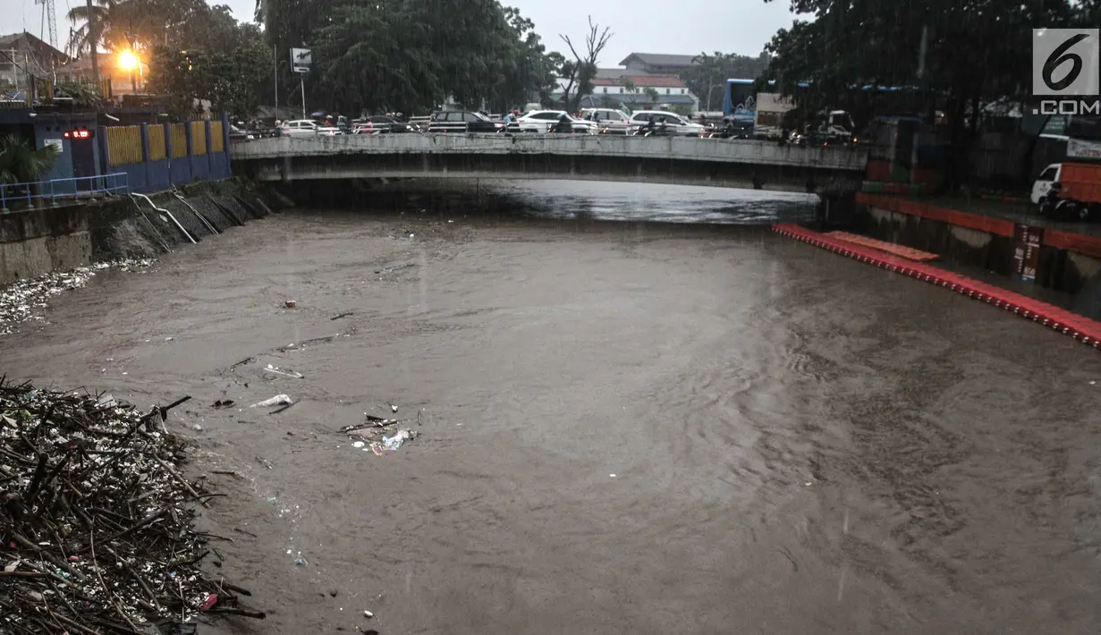 Situasi di Pintu Air Manggarai, Jakarta, Senin (5/2). Status Pintu Air Manggarai akan berubah menjadi siaga 2 bila ketinggian air di atas 850cm dan siaga 1 bila di atas 950cm. (Liputan6.com/Faizal Fanani)