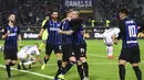 Selebrasi pemain Inter Milan atas gol pertama dari D’Ambrosio pada laga lanjutan Liga Italia Serie A yang berlangsung di stadion Giuseppe Meazza, Milan, Senin (18/2). Inter Milan menang 2-1 atas Sampdoria. (AFP/Miguel Medina)