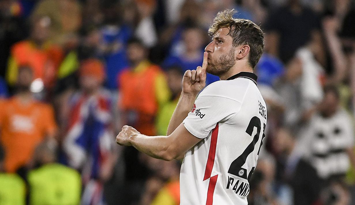 Christopher Lenz menjadi rekrutan anyar Eintracht Frankfurt pada musim lalu. Ia didatangkan dari Union Berlin secara gratis. Sayangnya, pada musim lalu, Lenz lebih banyak menghangatkan bangku cadangan. Pemain yang berposisi sebagai bek kiri tersebut tercatat membuat 17 penampilan dengan mencetak 1 assist. (AFP/Jorge Guerrero)