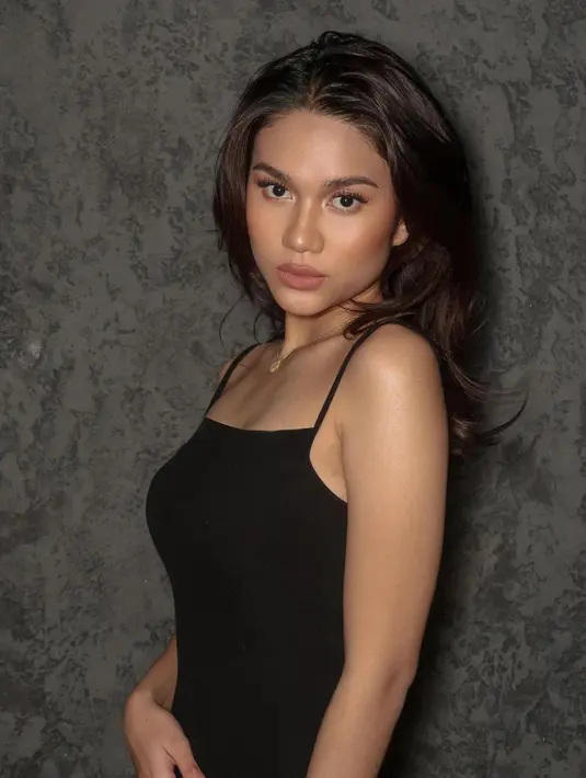 Dany memulas eyeshadow bernuansa pink dan cokelat untuk tampilan mata yang segar [@azizahsalsha_]