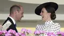 Pangeran William (kiri) dan Kate Middleton menghadiri hari keempat pertemuan pacuan kuda Royal Ascot di Ascot Racecourse, Ascot, Inggris, 17 Juni 2022. Pangeran William dan Kate Middleton membuat penampilan kejutan di Royal Ascot 2022. (Aaron Chown/PA via AP)