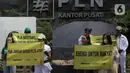 Dalam aksi tersebut, Koalisi membawa beberapa spanduk yang bertuliskan “PLN jangan batasi PLTS atap”, hingga “Energi untuk Rakyat”. (Liputan6.com/Herman Zakharia)
