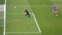 Pada babak pertama James Vardy beberapa kali mengancam gawang Liverpool, namun tendangan kerasnya masih mengenai tiang gawang.  (Foto: AFP/Pool/Michael Regan)