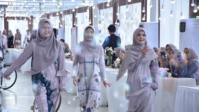Cut Meyriska, Nagita Slavina, dan Vebby Palwinta memeragakan busana keluaran Vanilla Hijab di kawasan GBK, Jakarta, 2 Mei 2019. (dok. Vanilla Hijab)