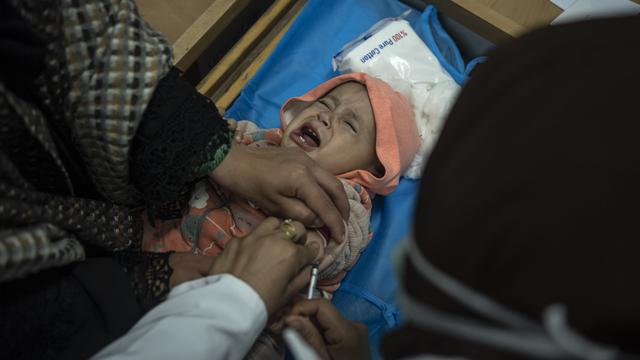 Anak-anak Palestina menerima vaksin pentavalen