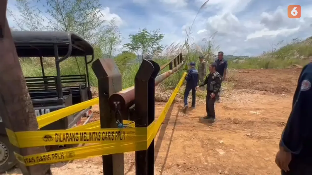 Lokasi tambang di Kecamatan Cibadak Kabupaten Sukabumi disegel garis PPLH oleh Kementerian LH, Sabtu (22/3/2025). (Liputan6.com/Fira Syahrin).