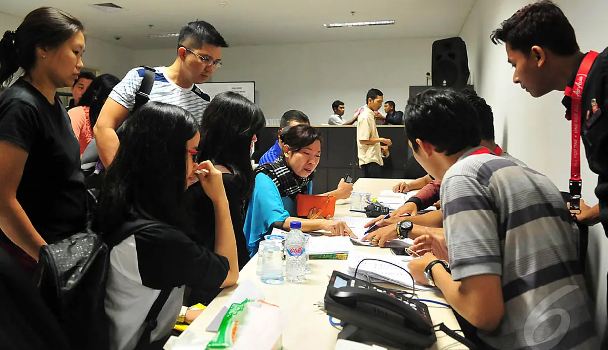 Sejumlah kerabat penumpang pesawat AirAsia QZ 8501 terlihat berdatangan ke Crisis Centre AirAsia di Terminal 2 Bandara Juanda, Surabaya, Minggu (28/12/2014). (Liputan6.com/Johan Tallo) 