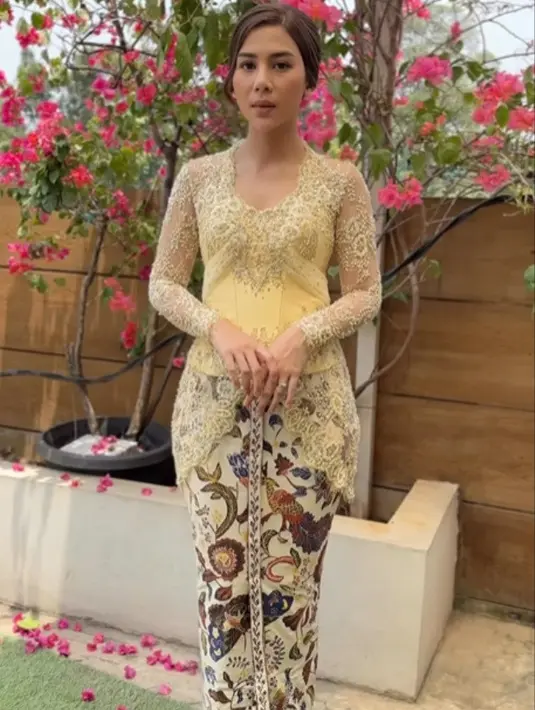 Lalu di momen siraman, Adinda Thomas memilih kebaya kuning yang sederhana, namun menawan. Kebaya bersiluet kutubaru yang klasik ini terlihat membalut tubuh Adinda Thomas dengan sangat baik. [Foto: Instagram/ayungberinda]